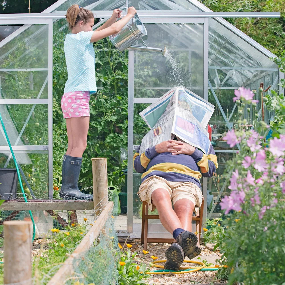 Älterer Herr schläft erholsam im Garten